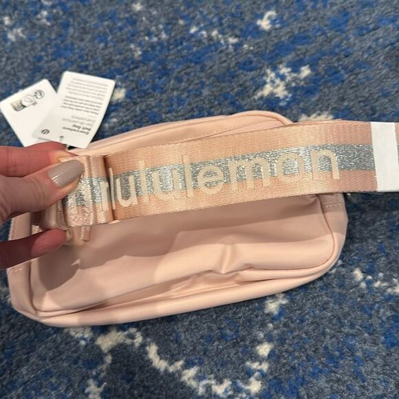 Lululemon Everywhere Belt Bag 1L
Wordmark mist pink opal silver - Picture 5 of 5